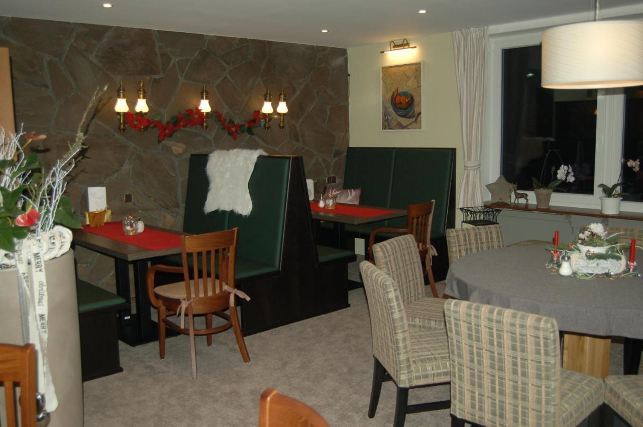 Hotel-Ferienwohnungen Cafe Maarblick Schalkenmehren Esterno foto
