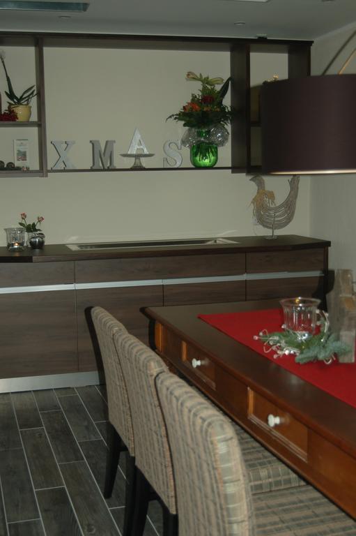 Hotel-Ferienwohnungen Cafe Maarblick Schalkenmehren Esterno foto