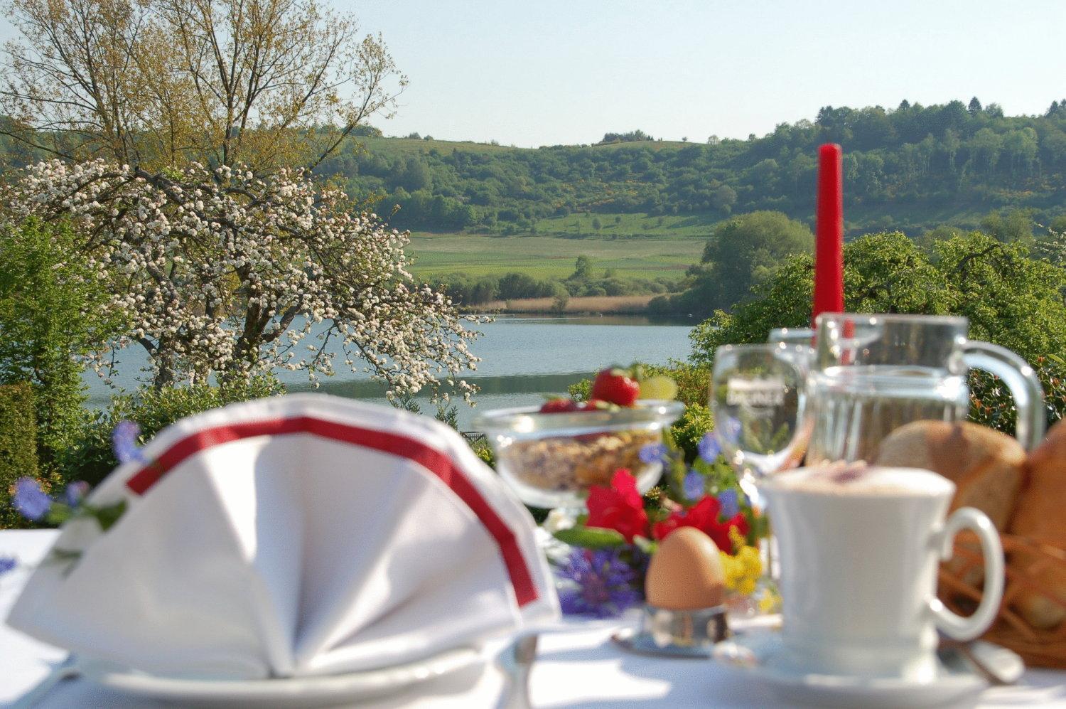 Hotel-Ferienwohnungen Cafe Maarblick Schalkenmehren Esterno foto