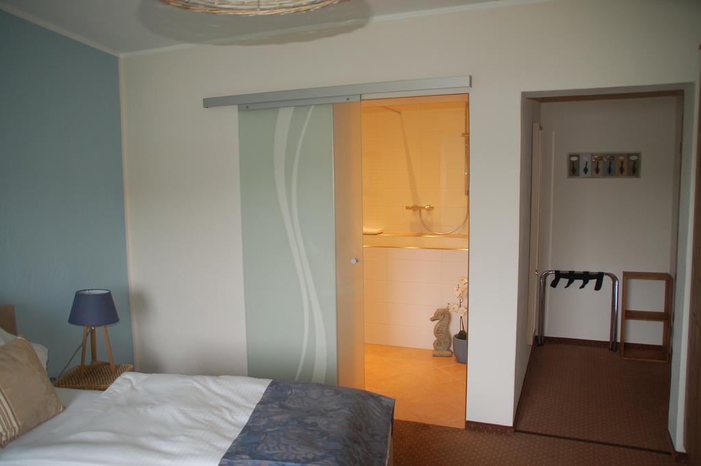 Hotel-Ferienwohnungen Cafe Maarblick Schalkenmehren Esterno foto