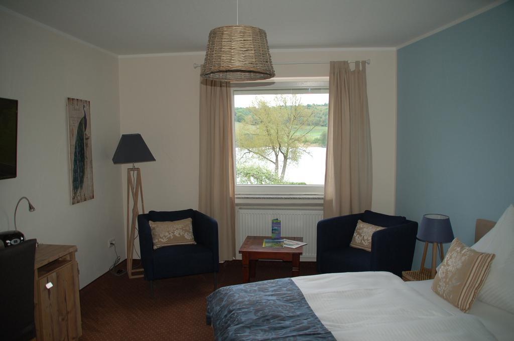 Hotel-Ferienwohnungen Cafe Maarblick Schalkenmehren Esterno foto